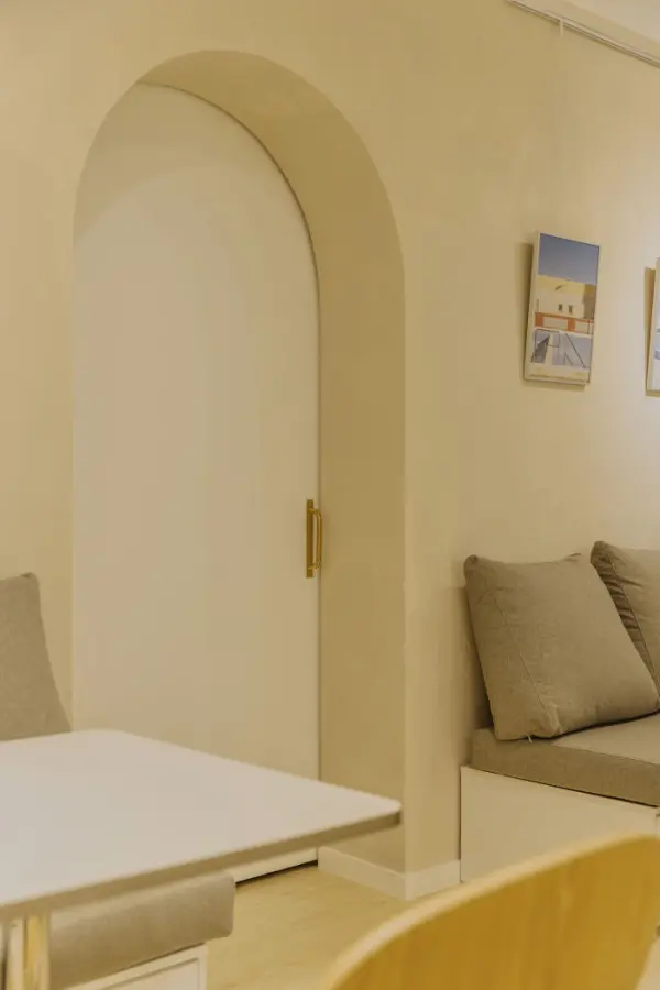 아치형 도어가 매력적인 베이지톤 미니멀 라운지